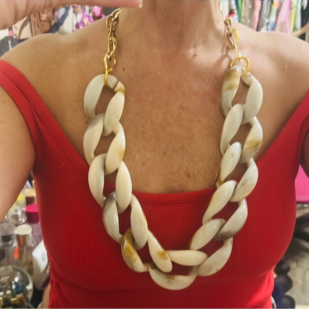 Chunky tortious shell design necklace